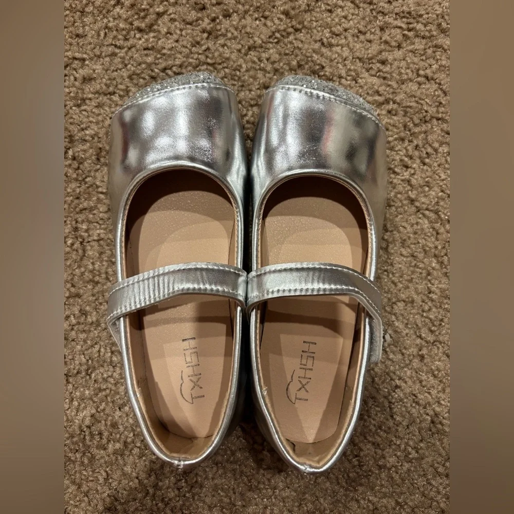 Bundle of kids dress shoes in size 32